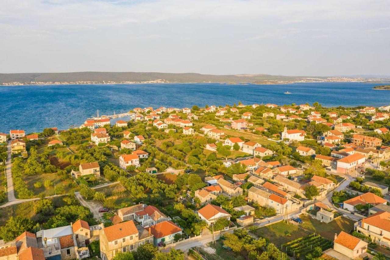 Holiday Home Lipa Nasa Neviđane Eksteriør billede