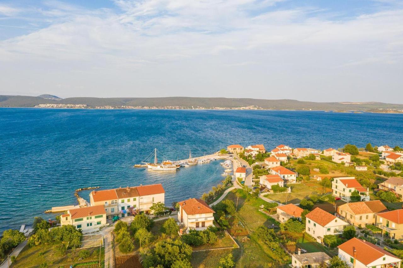 Holiday Home Lipa Nasa Neviđane Eksteriør billede