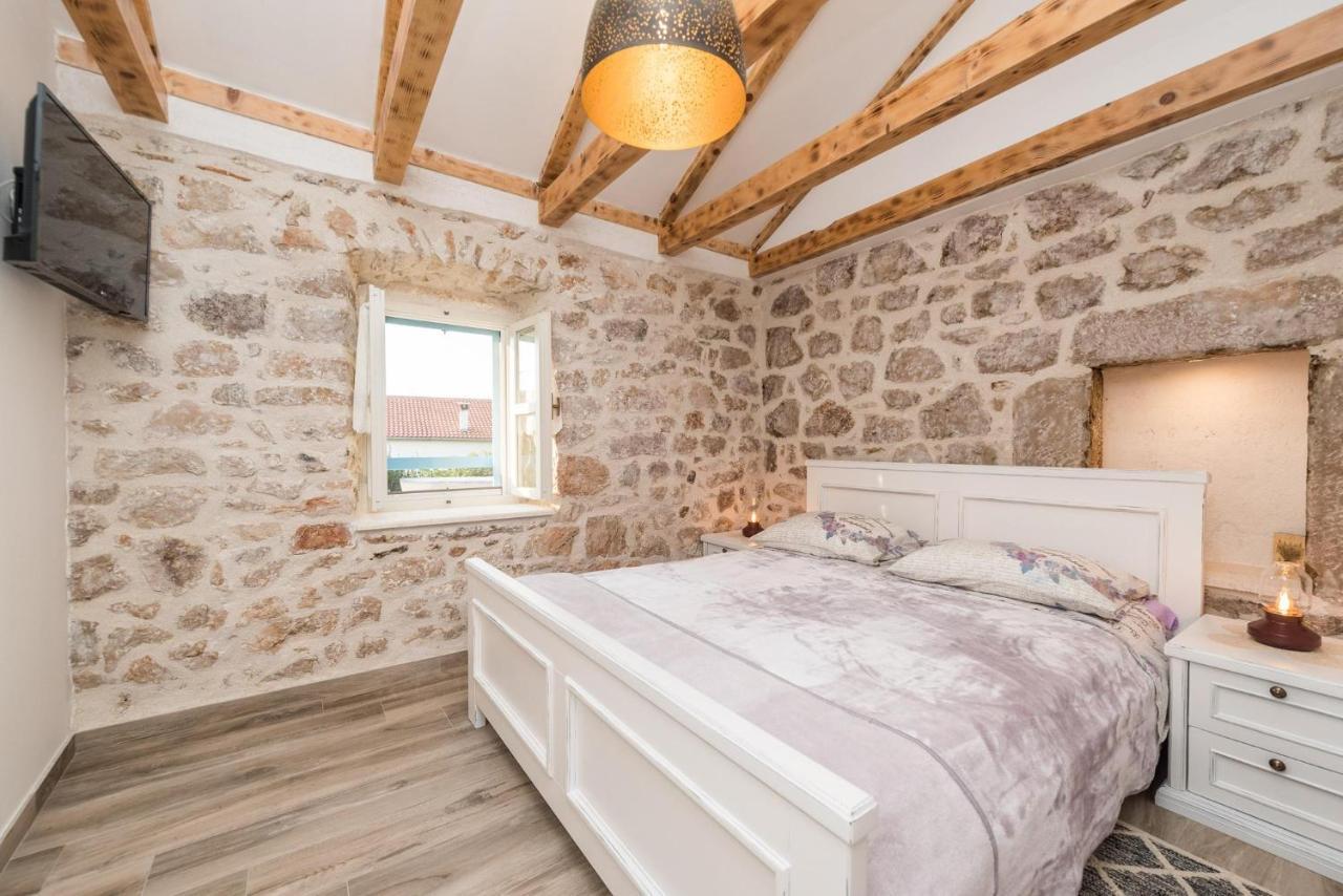 Holiday Home Lipa Nasa Neviđane Eksteriør billede